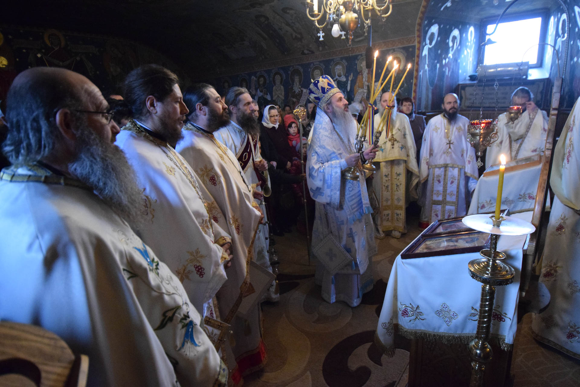 Liturghie arhierească la schitul cu șapte viețuitori