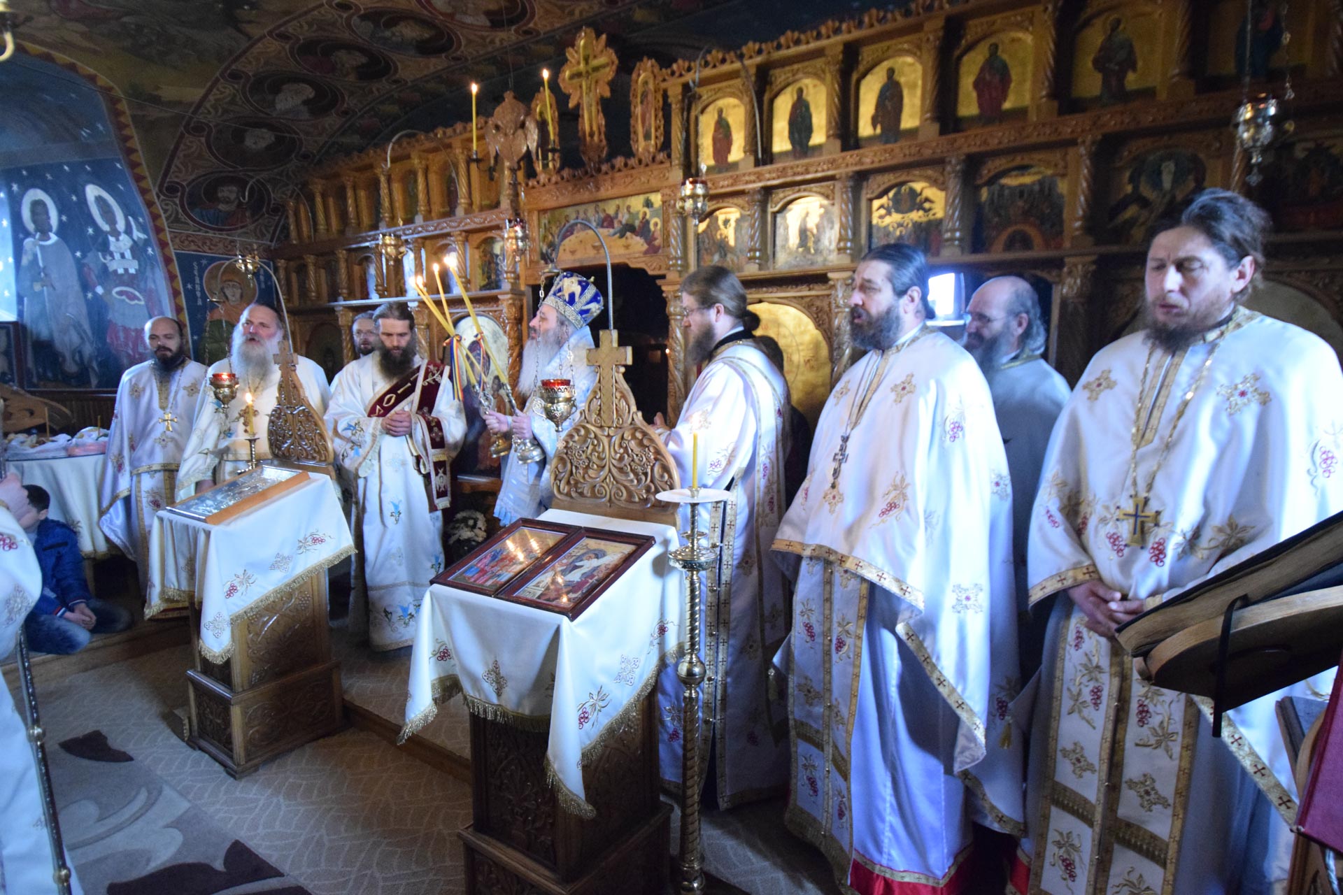 Liturghie arhierească la schitul cu șapte viețuitori