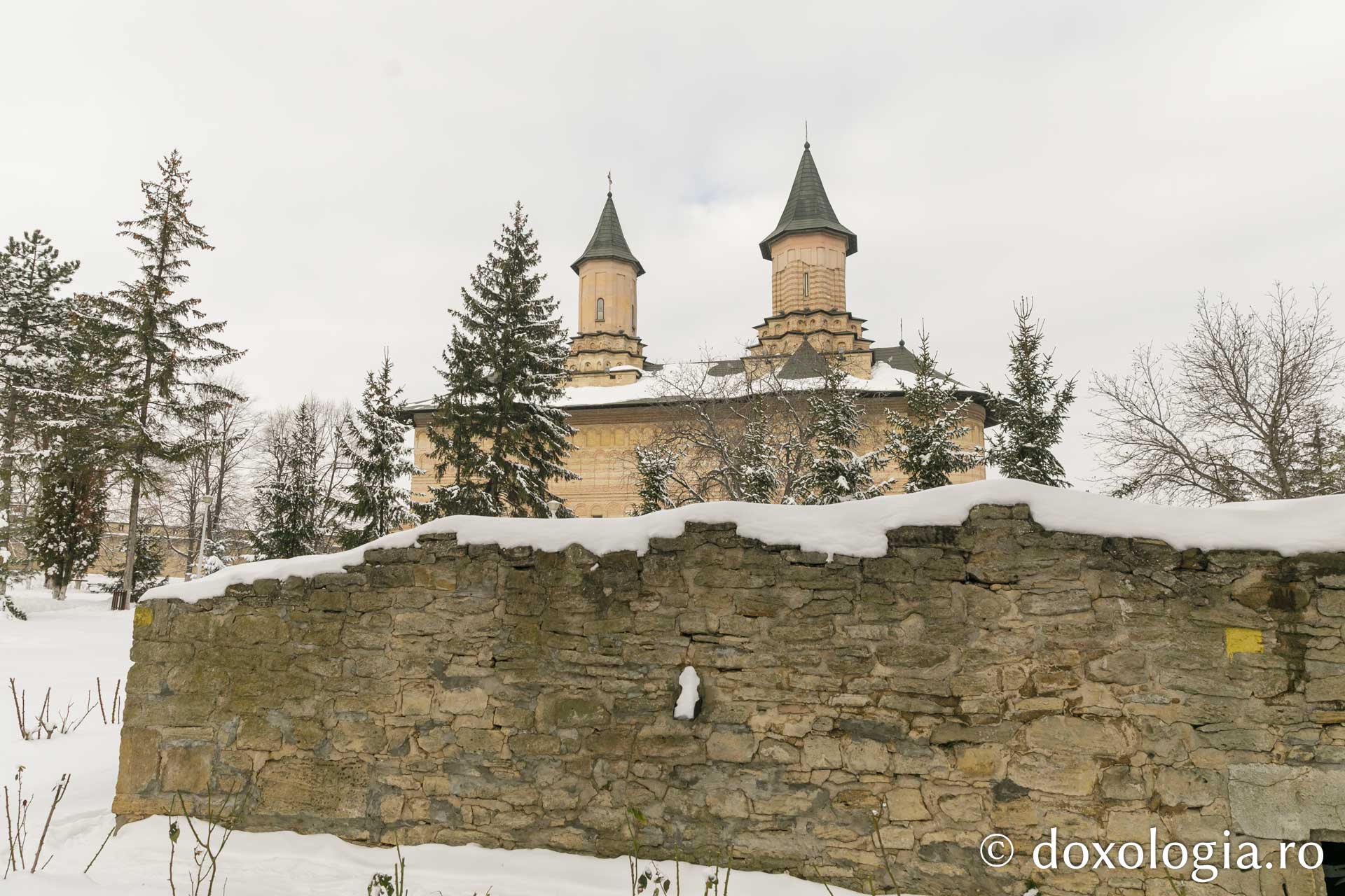 Pași de pelerin la Mănăstirea Galata într-o zi de iarnă / Foto: pr. Silviu Cluci Mănăstirea Galata iarna
