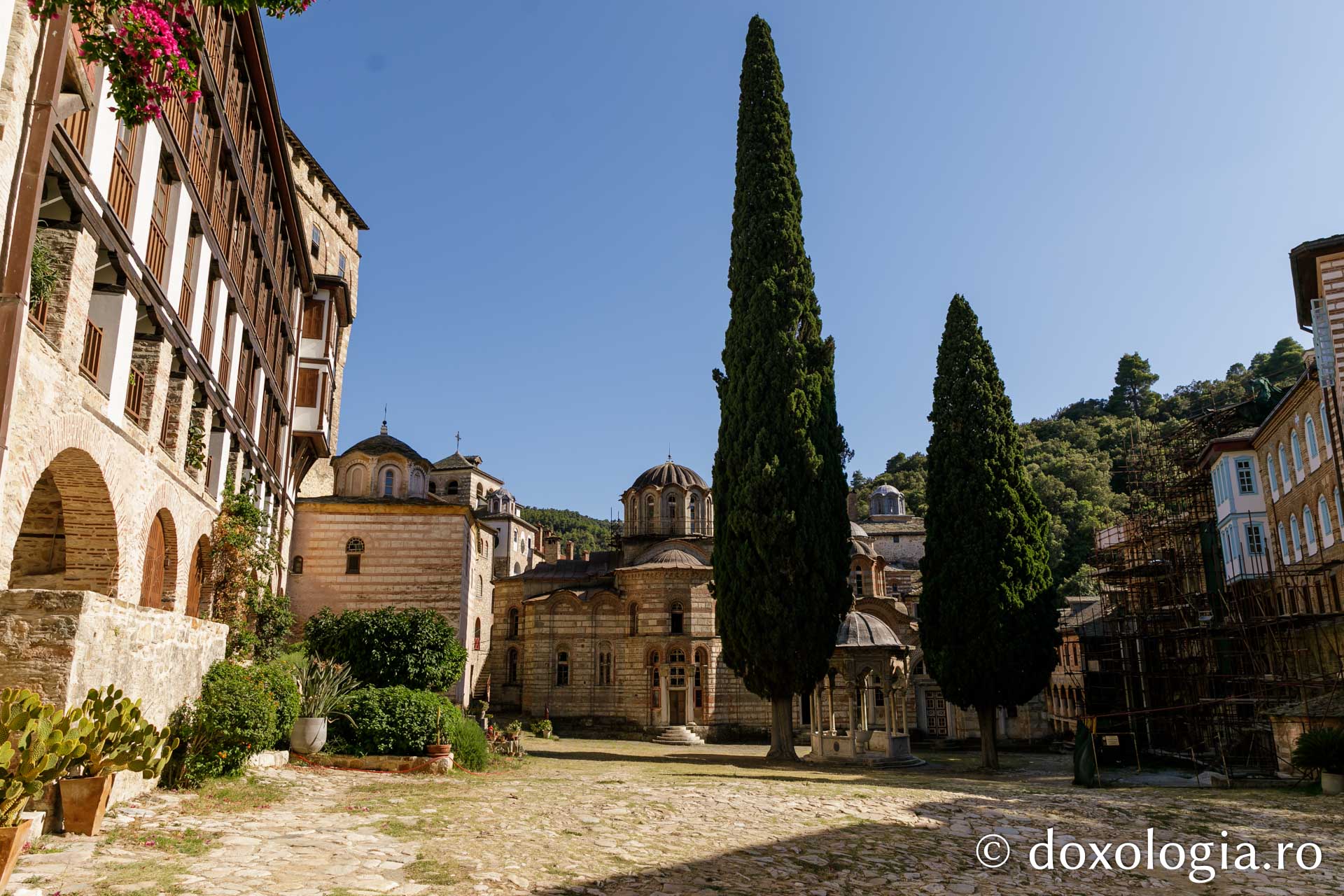 Mănăstirea Hilandar – curtea interioară / Foto: pr. Silviu Cluci Mănăstirea Hilandar – Athos