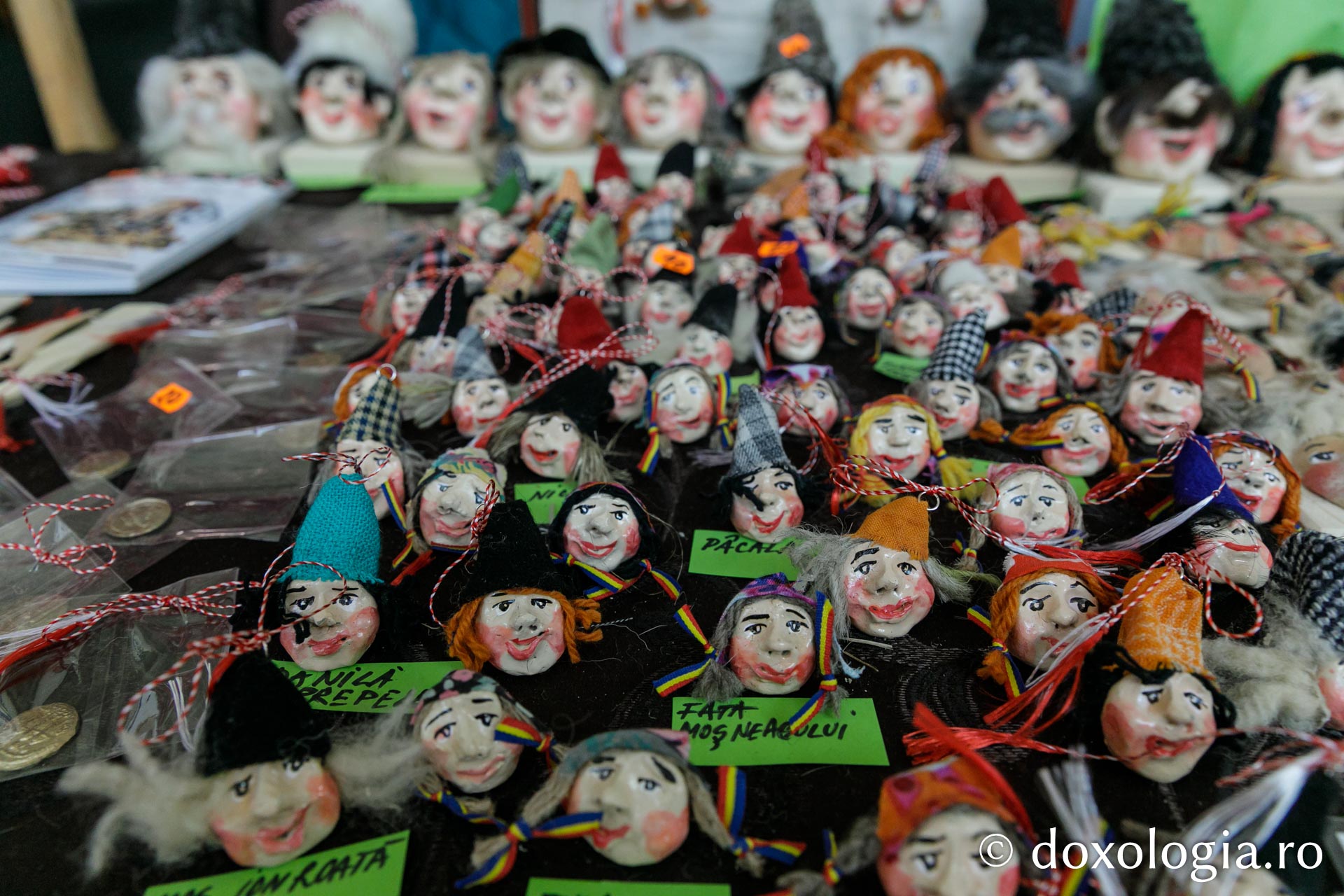 Mărțișoare din lut cu personaje din poveștile lui Ion Creangă / Foto: pr. Silviu Cluci Mărțișoare din lut cu personaje din poveștile lui Ion Creangă