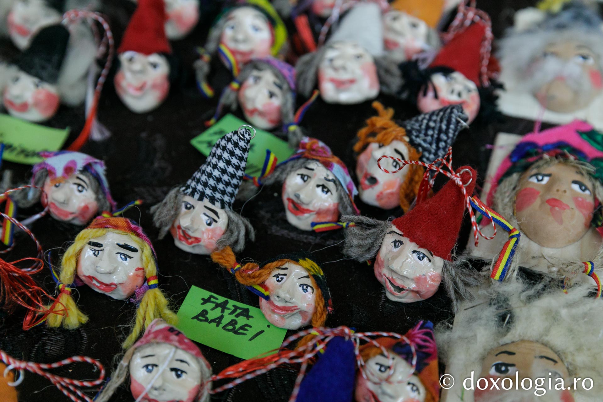 Mărțișoare din lut cu personaje din poveștile lui Ion Creangă / Foto: pr. Silviu Cluci Mărțișoare din lut cu personaje din poveștile lui Ion Creangă