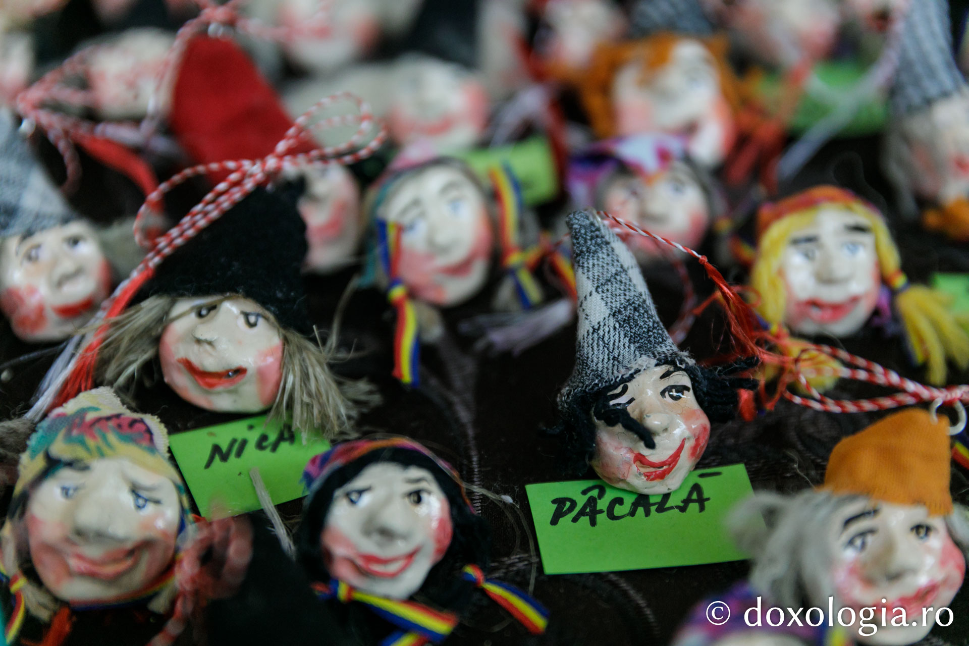 Mărțișoare din lut cu personaje din poveștile lui Ion Creangă / Foto: pr. Silviu Cluci Mărțișoare din lut cu personaje din poveștile lui Ion Creangă