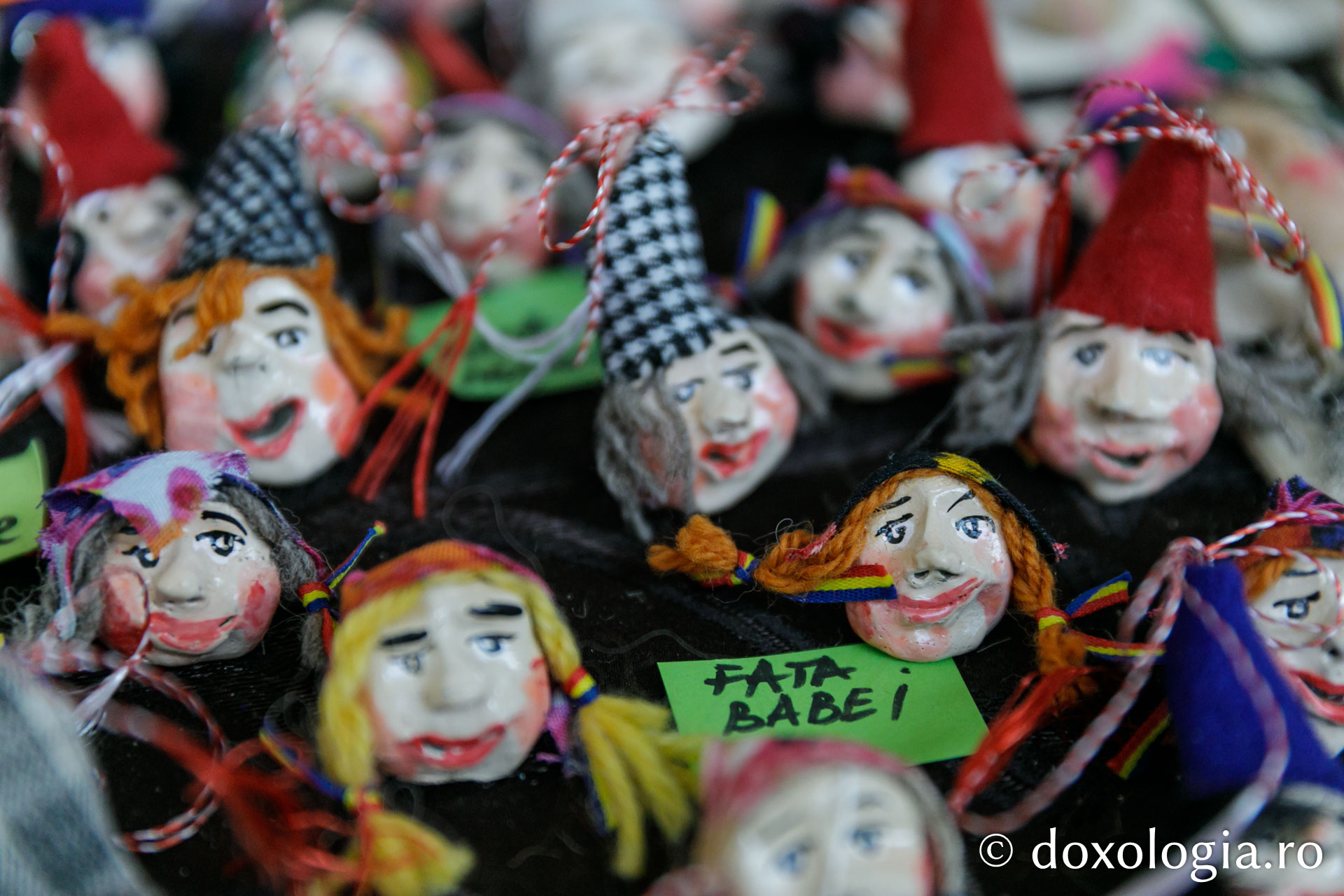 Mărțișoare din lut cu personaje din poveștile lui Ion Creangă / Foto: pr. Silviu Cluci Mărțișoare din lut cu personaje din poveștile lui Ion Creangă