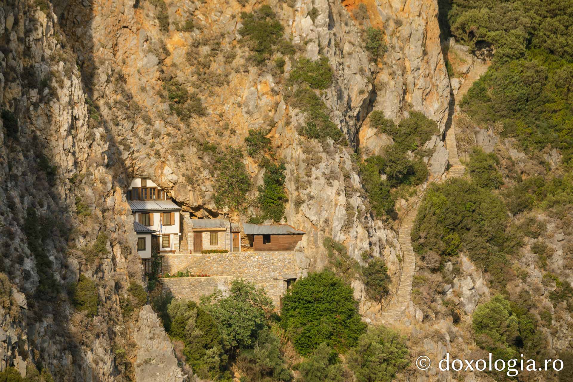 Peștera Sfântului Atanasie Athonitul