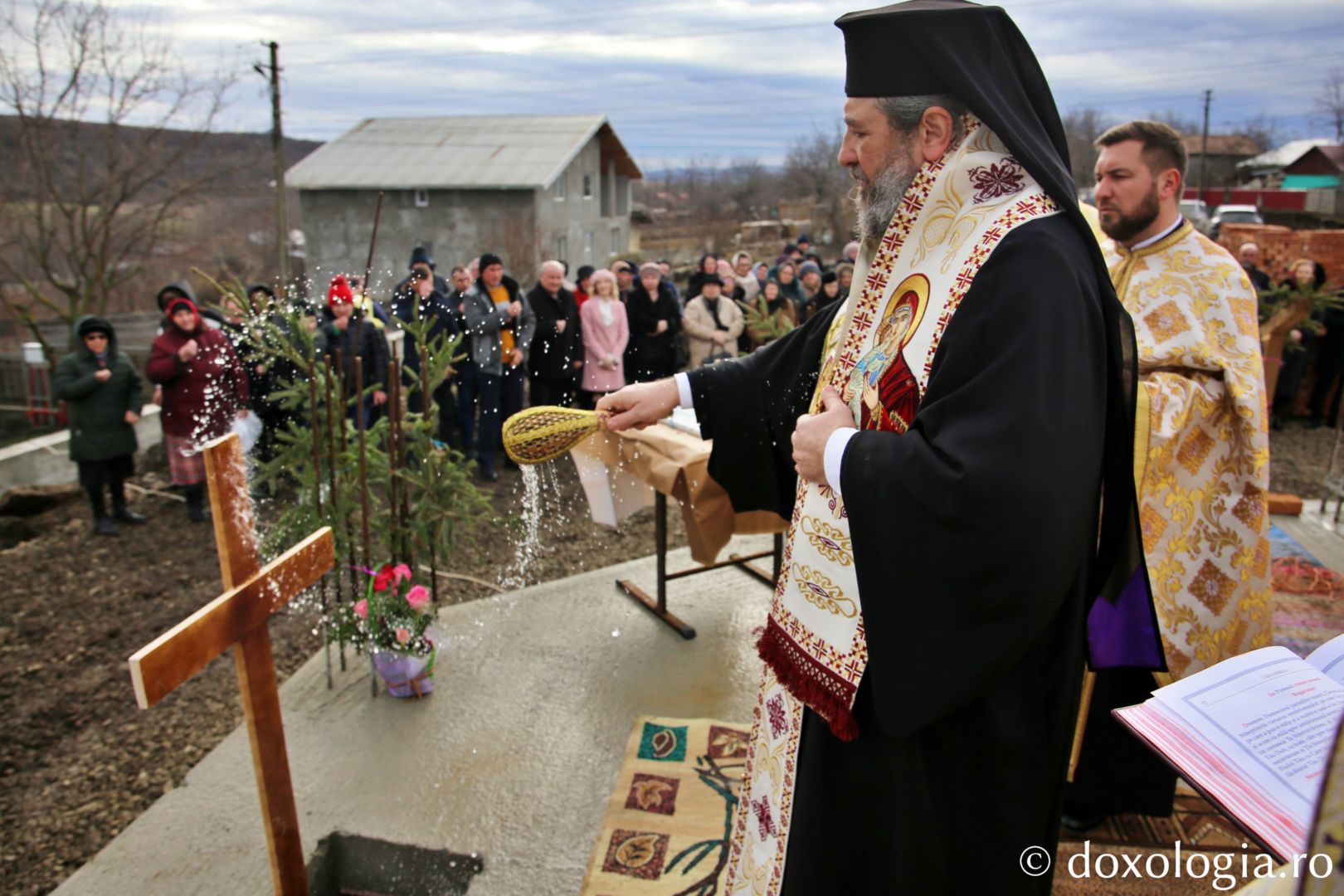 PS Nichifor Botoșăneanul sfințește piatra de temelia