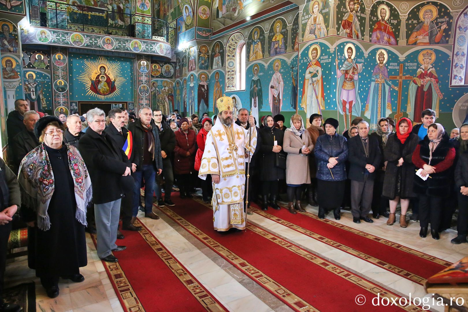 PS Nichifor Botoșăneanul, săvârșind Sfânta Liturghie la Parohia Răducăneni / Foto: Flavius Popa Slujbă arhierească la Parohia Răducăneni, PS Nichifor Botoșăneanul