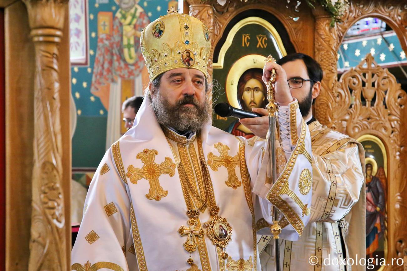 PS Nichifor Botoșăneanul, săvârșind Sfânta Liturghie la Parohia Răducăneni / Foto: Flavius Popa PS Nichifor Botoșăneanul