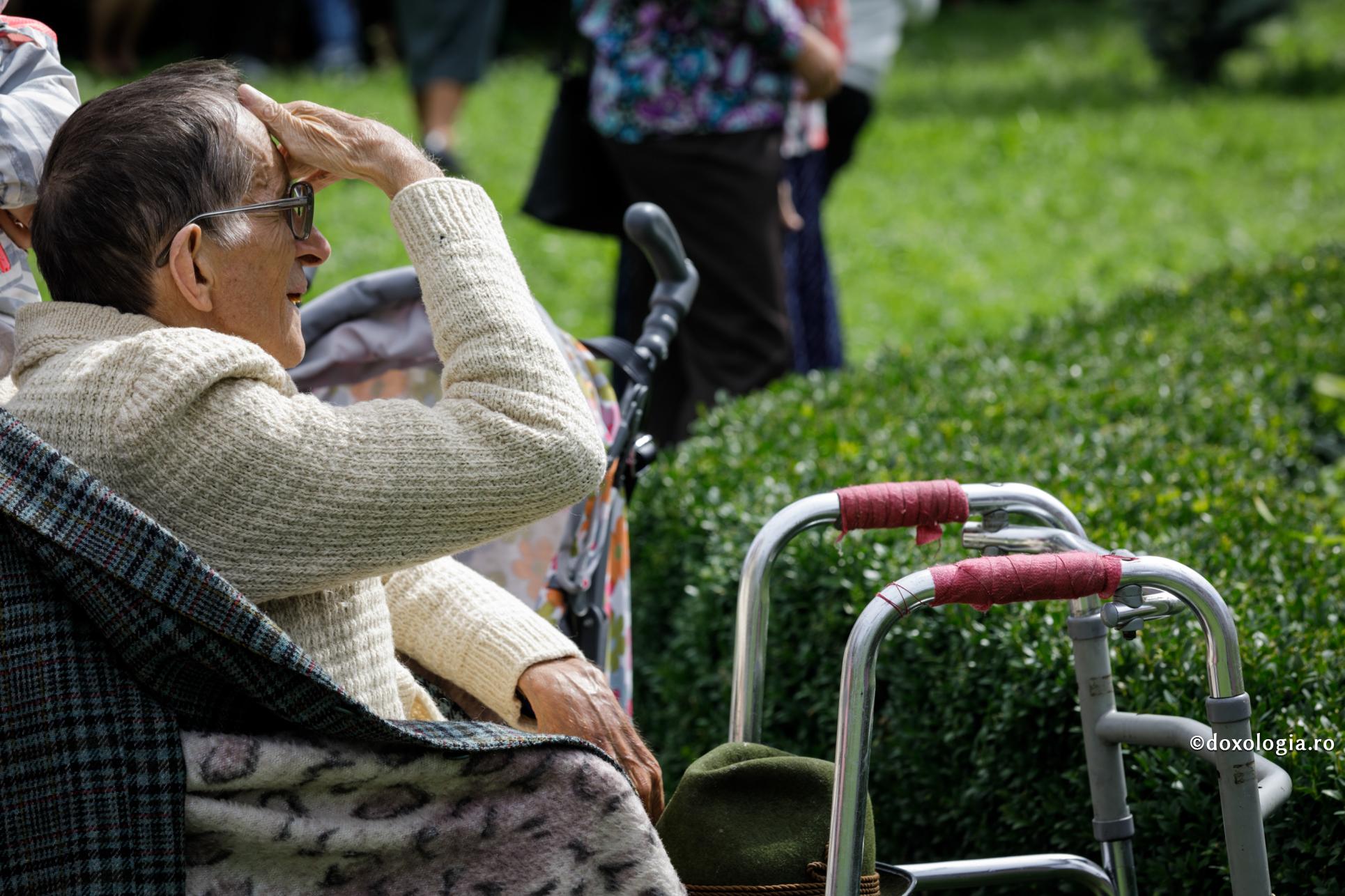 bătrân privind în zare