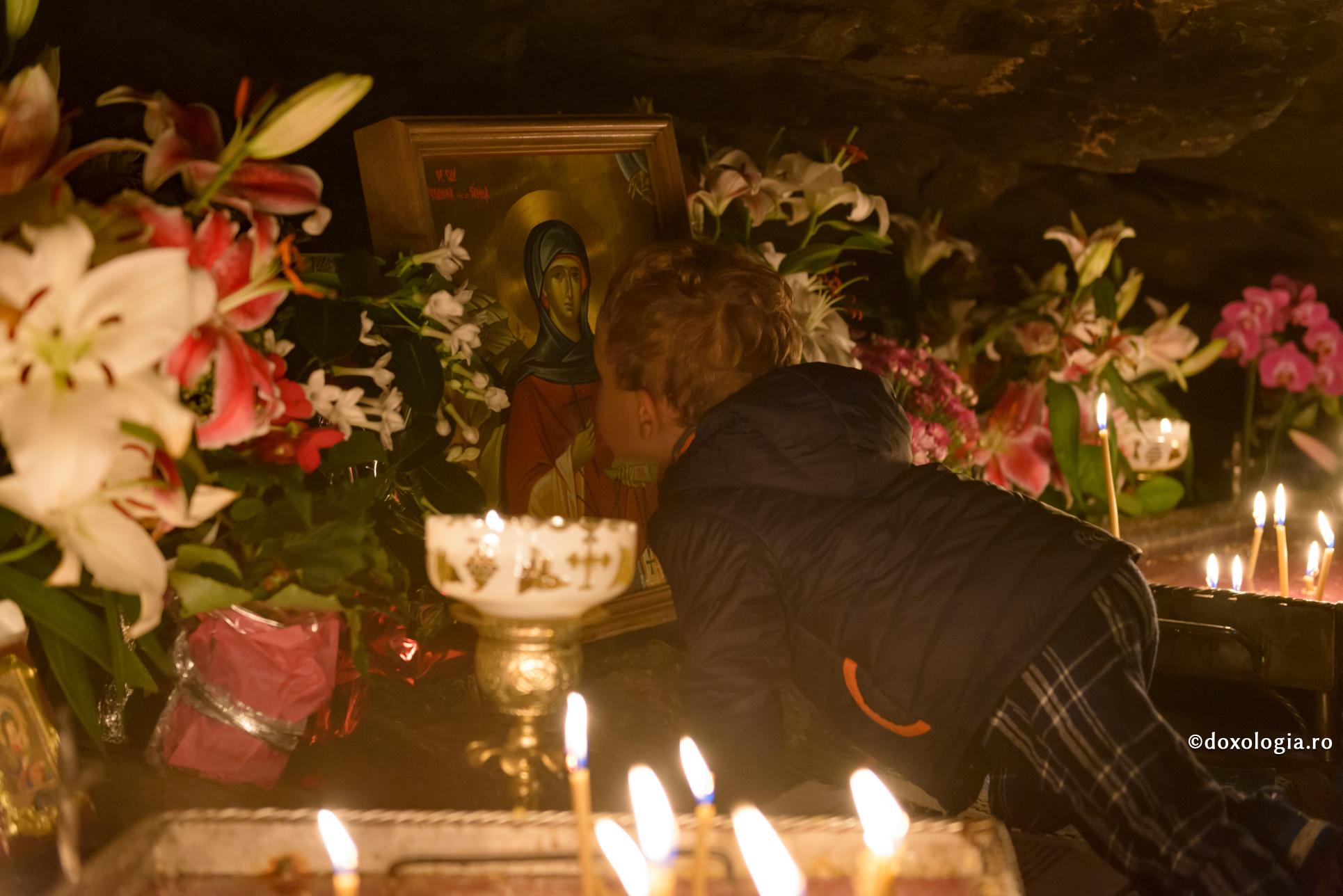 Rugăciunea în viața de familie – izvor de iubire și binecuvântare / Foto: Bogdan Bulgariu copil sărutând icoana