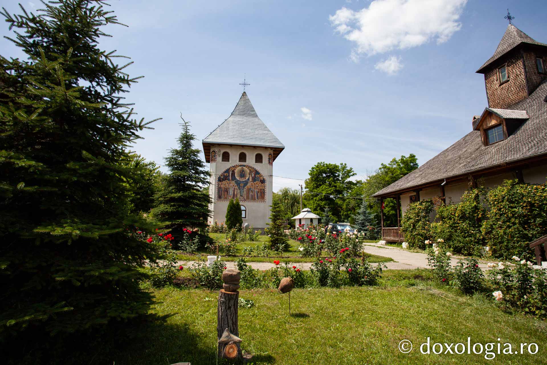 Schitul Băiceni Secu – vedere de ansamblu / Foto: Emil Bănuți Schitul Băiceni – Secu