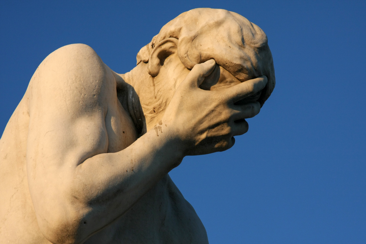 statuie care ține mâna la ochi