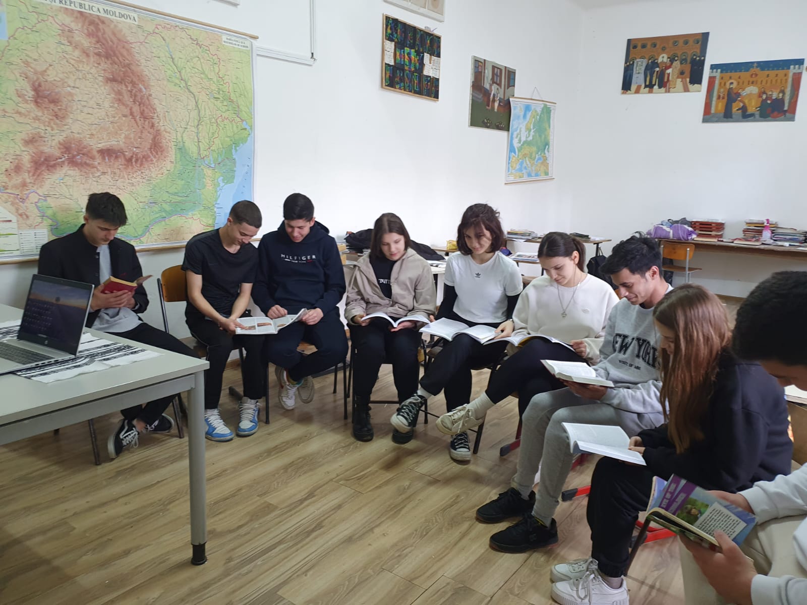 elevi seminariști lectură