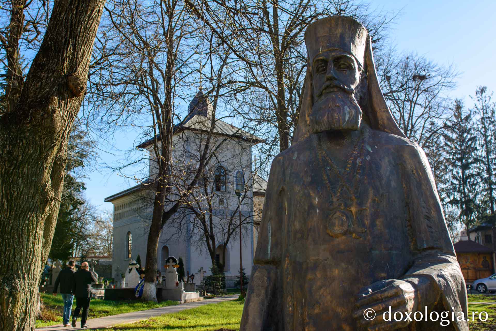 Slujire arhierească la Parohia „Sfinţii Arhangheli” din Pașcani / Foto: Mihail Vrăjitoru Slujire arhierească la Parohia „Sfinţii Arhangheli” din Pașcani