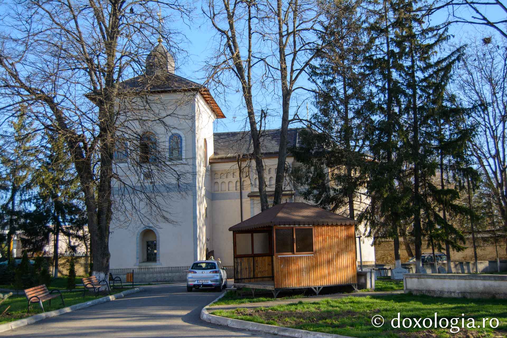 Slujire arhierească la Parohia „Sfinţii Arhangheli” din Pașcani / Foto: Mihail Vrăjitoru Slujire arhierească la Parohia „Sfinţii Arhangheli” din Pașcani