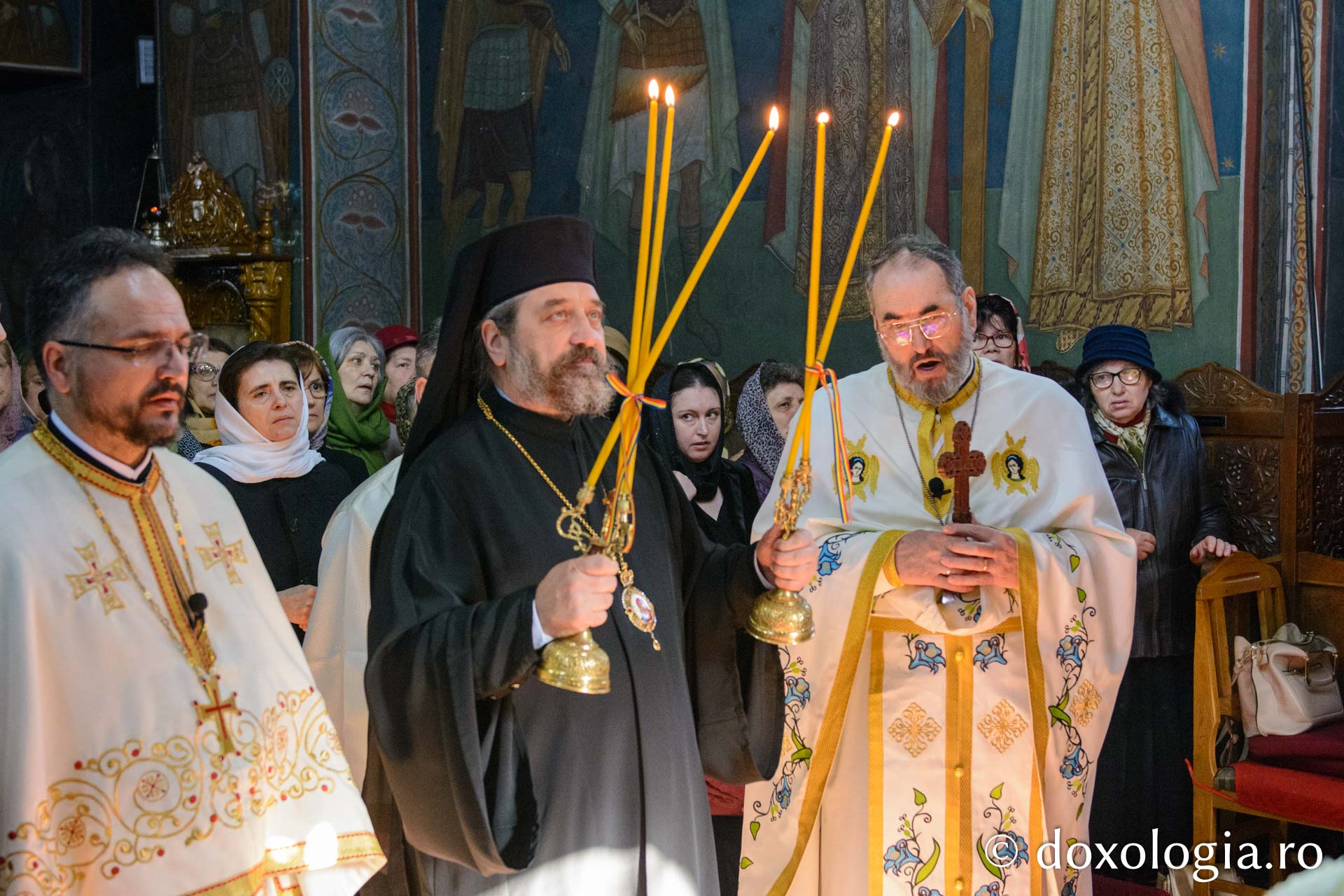 Slujire arhierească la Parohia „Sfinţii Arhangheli” din Pașcani / Foto: Mihail Vrăjitoru Slujire arhierească la Parohia „Sfinţii Arhangheli” din Pașcani
