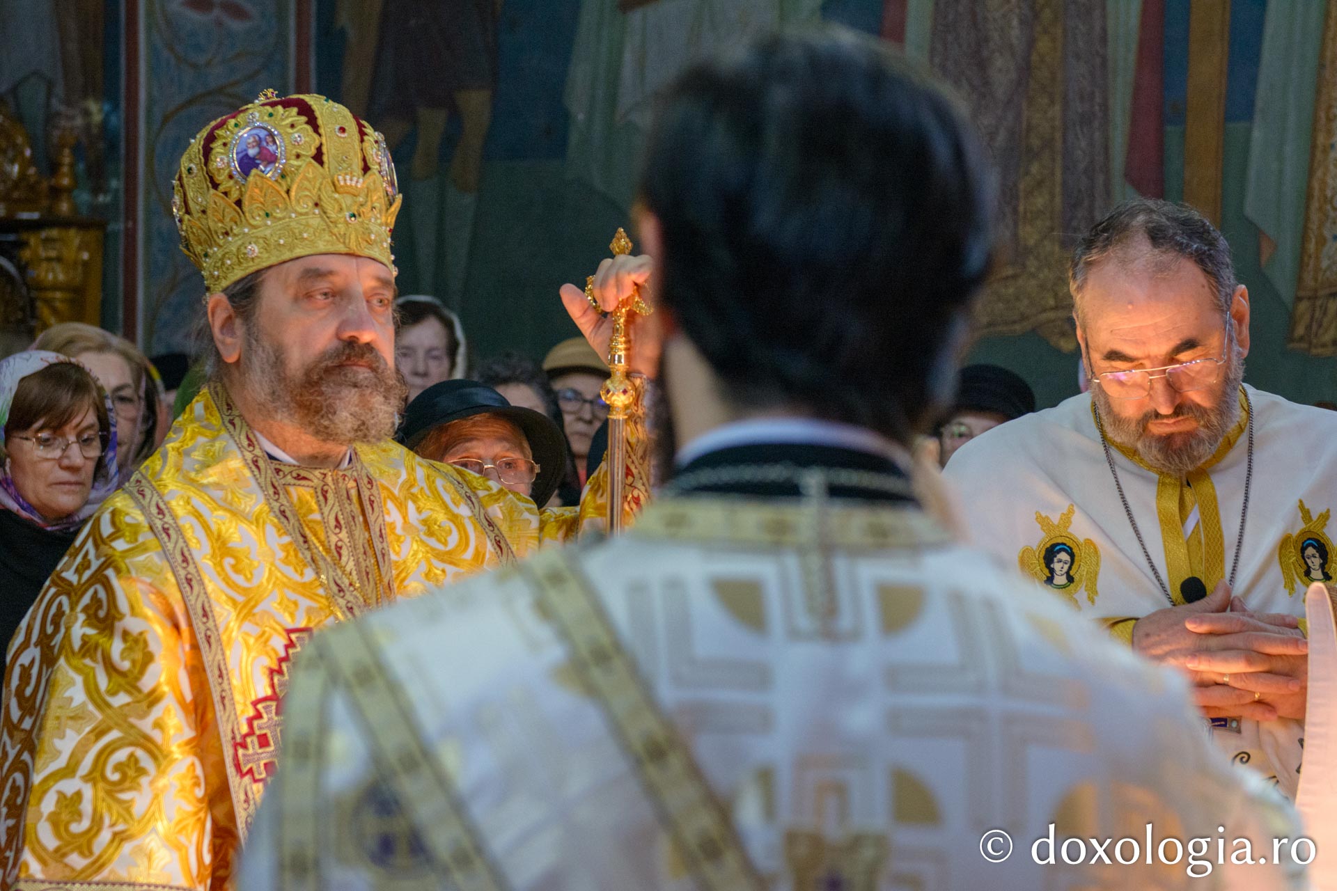 Slujire arhierească la Parohia „Sfinţii Arhangheli” din Pașcani / Foto: Mihail Vrăjitoru Slujire arhierească la Parohia „Sfinţii Arhangheli” din Pașcani