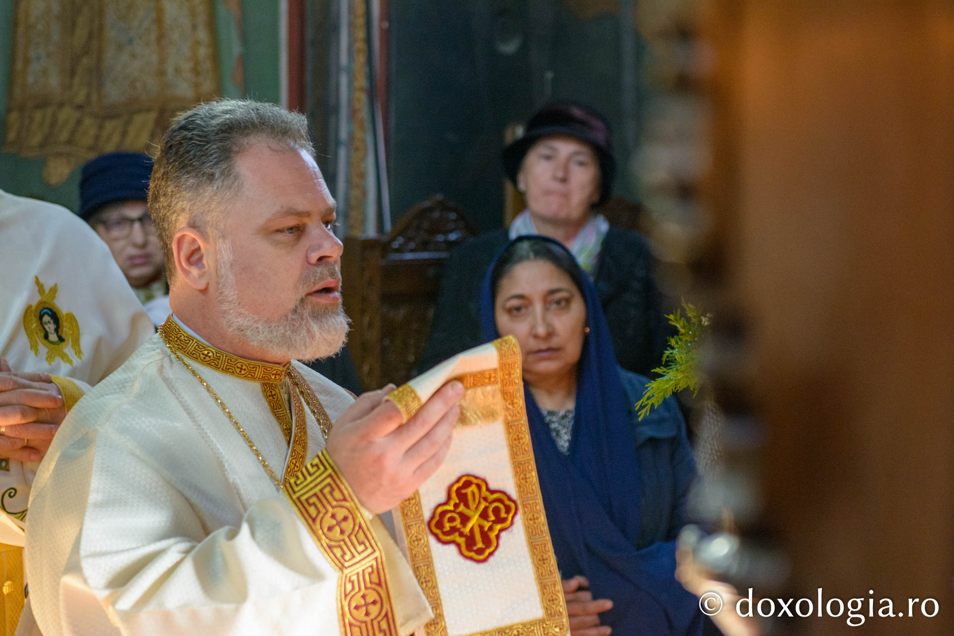 Slujire arhierească la Parohia „Sfinţii Arhangheli” din Pașcani / Foto: Mihail Vrăjitoru Slujire arhierească la Parohia „Sfinţii Arhangheli” din Pașcani