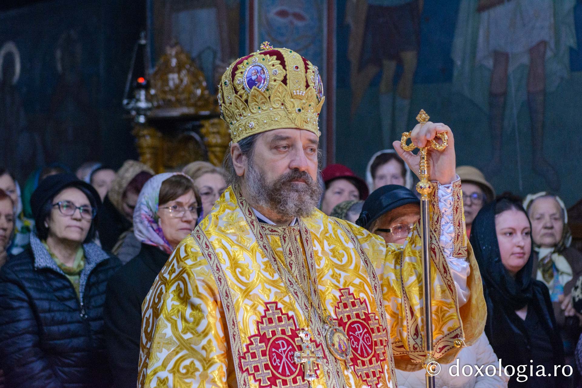 Slujire arhierească la Parohia „Sfinţii Arhangheli” din Pașcani / Foto: Mihail Vrăjitoru Slujire arhierească la Parohia „Sfinţii Arhangheli” din Pașcani