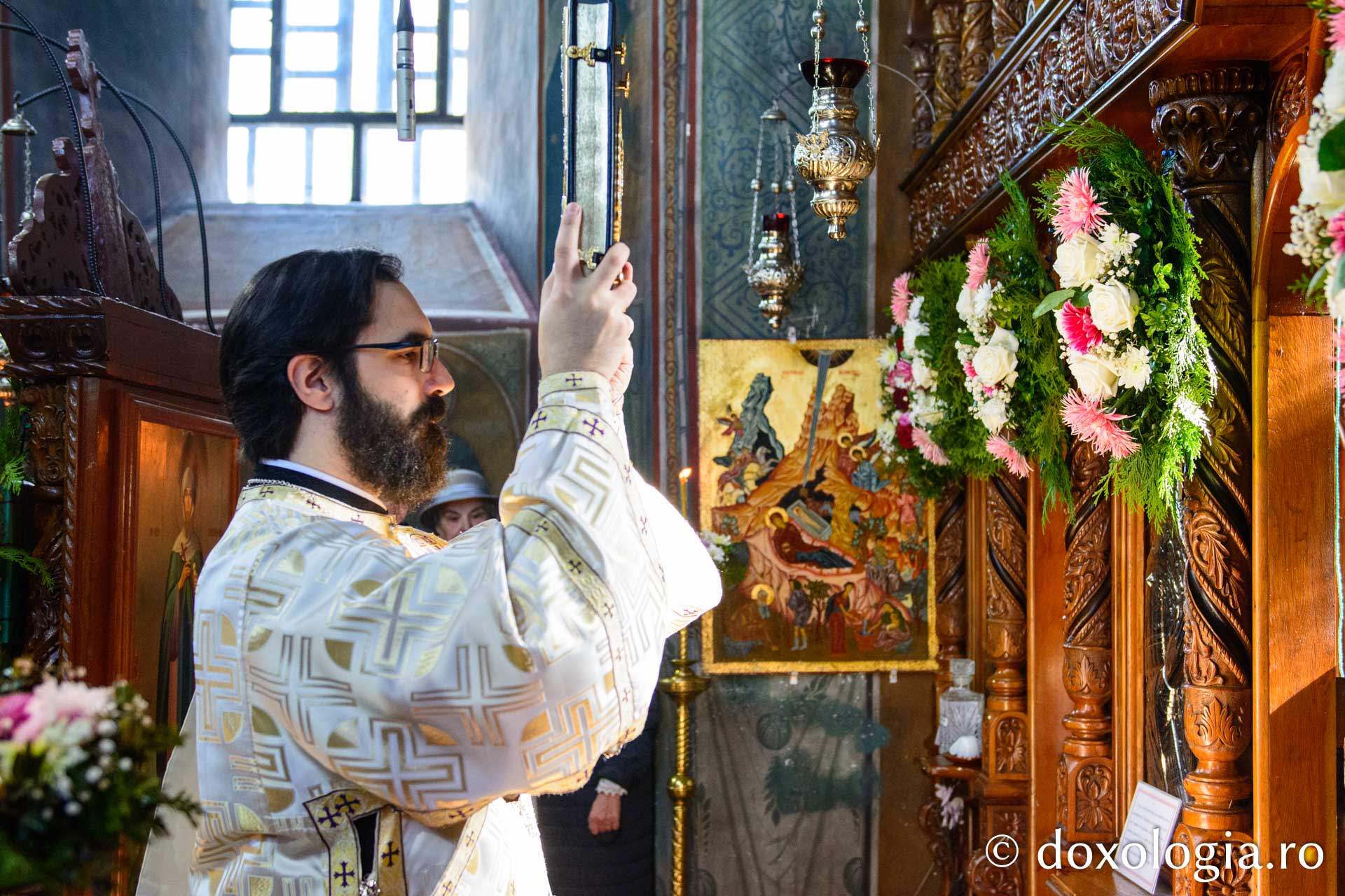 Slujire arhierească la Parohia „Sfinţii Arhangheli” din Pașcani / Foto: Mihail Vrăjitoru Slujire arhierească la Parohia „Sfinţii Arhangheli” din Pașcani