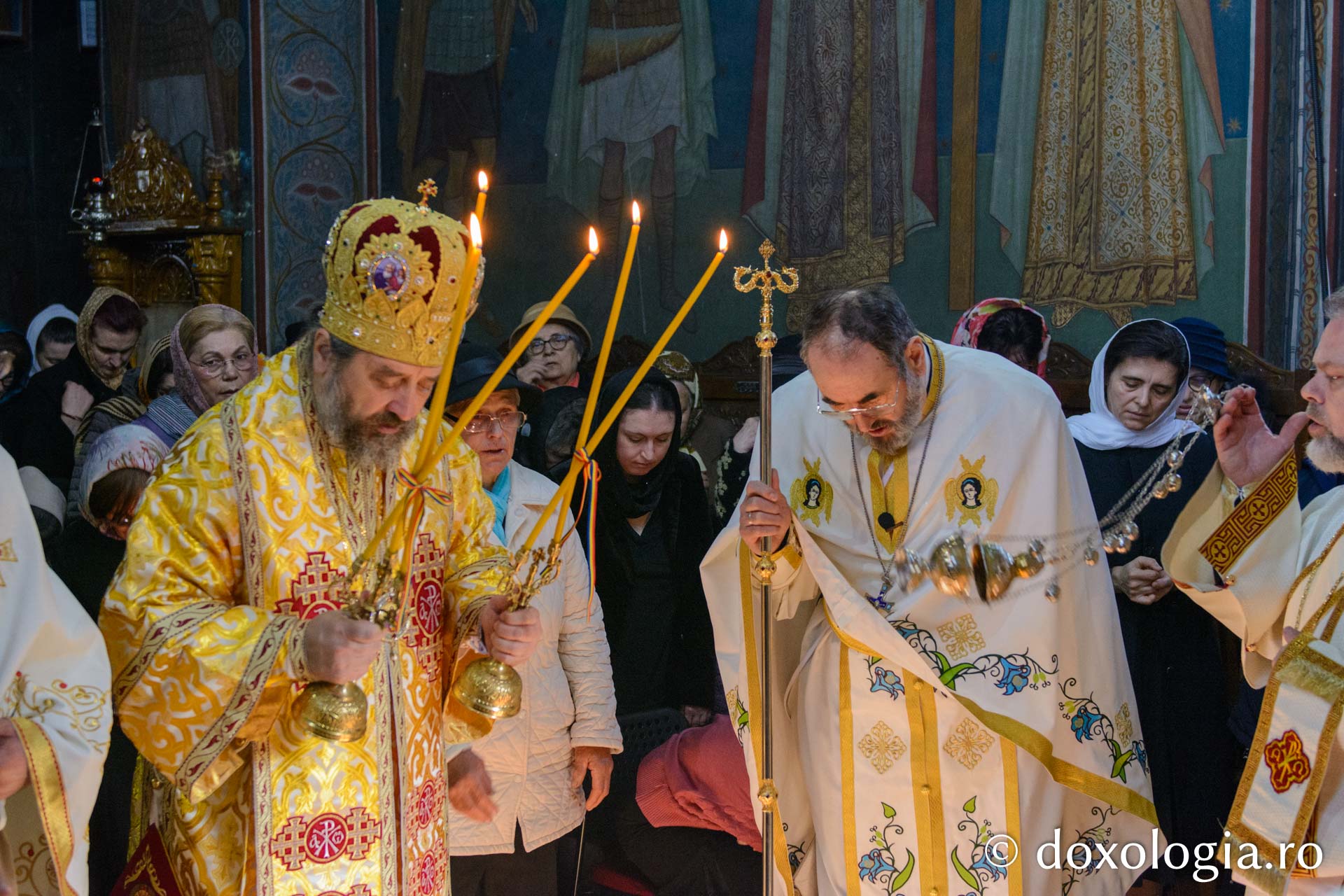 Slujire arhierească la Parohia „Sfinţii Arhangheli” din Pașcani / Foto: Mihail Vrăjitoru Slujire arhierească la Parohia „Sfinţii Arhangheli” din Pașcani