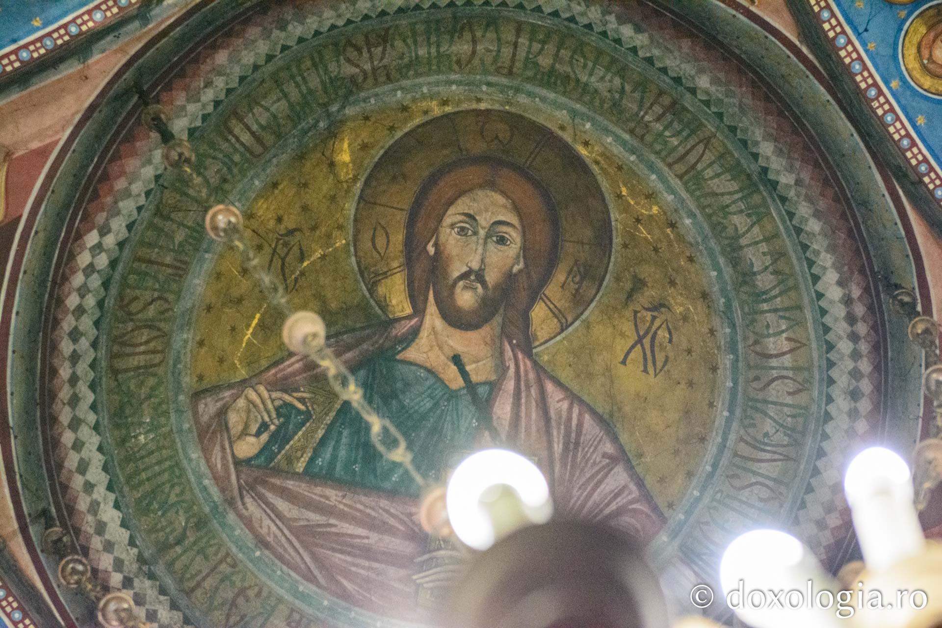 Slujire arhierească la Parohia „Sfinţii Arhangheli” din Pașcani / Foto: Mihail Vrăjitoru Slujire arhierească la Parohia „Sfinţii Arhangheli” din Pașcani