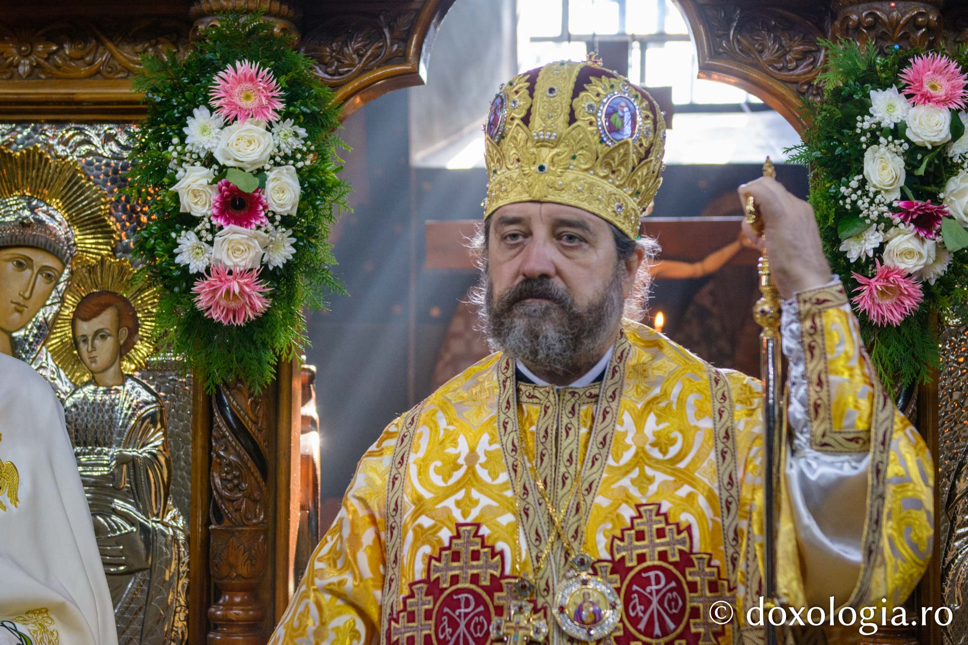 Slujire arhierească la Parohia „Sfinţii Arhangheli” din Pașcani / Foto: Mihail Vrăjitoru Slujire arhierească la Parohia „Sfinţii Arhangheli” din Pașcani