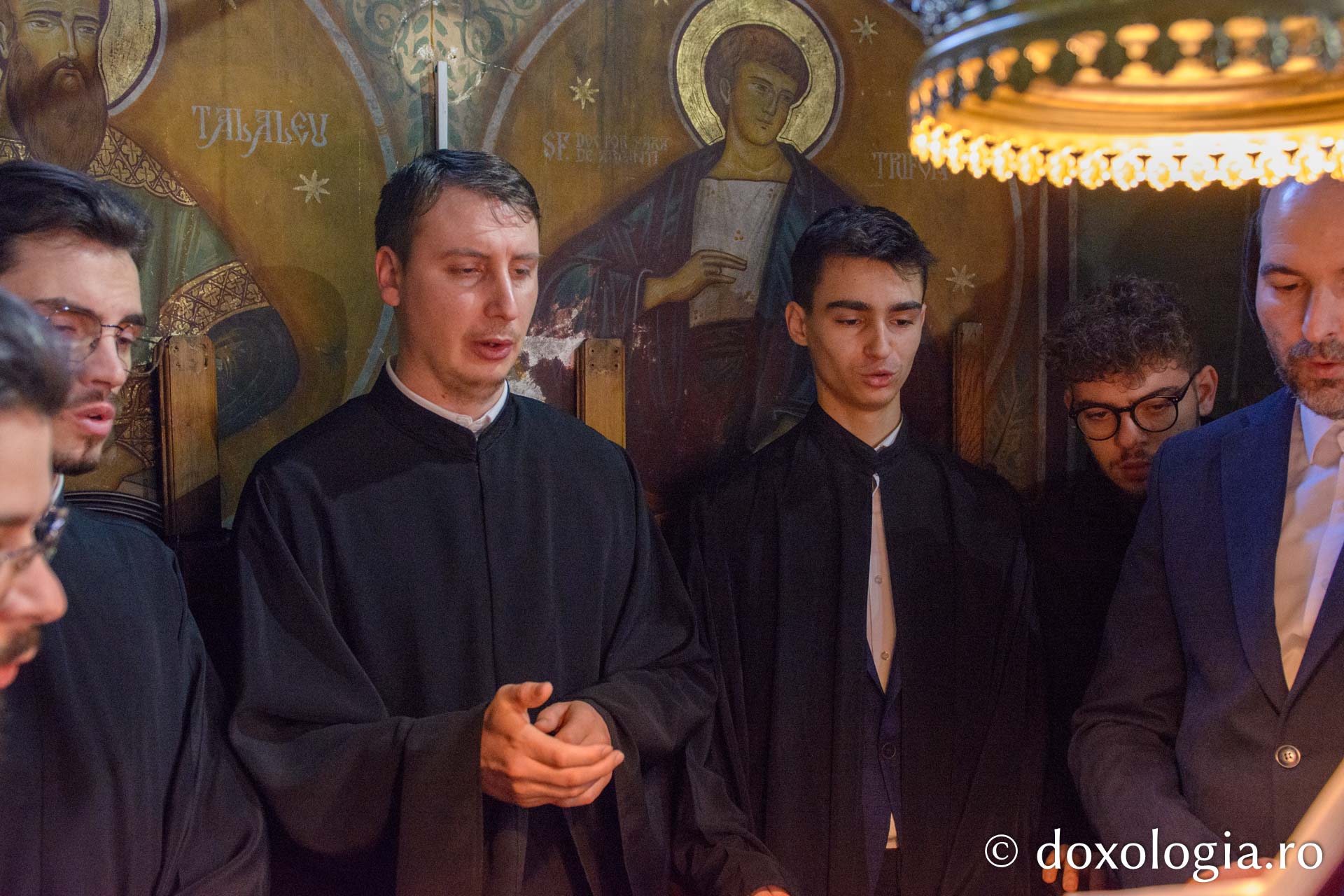 Slujire arhierească la Parohia „Sfinţii Arhangheli” din Pașcani / Foto: Mihail Vrăjitoru Slujire arhierească la Parohia „Sfinţii Arhangheli” din Pașcani
