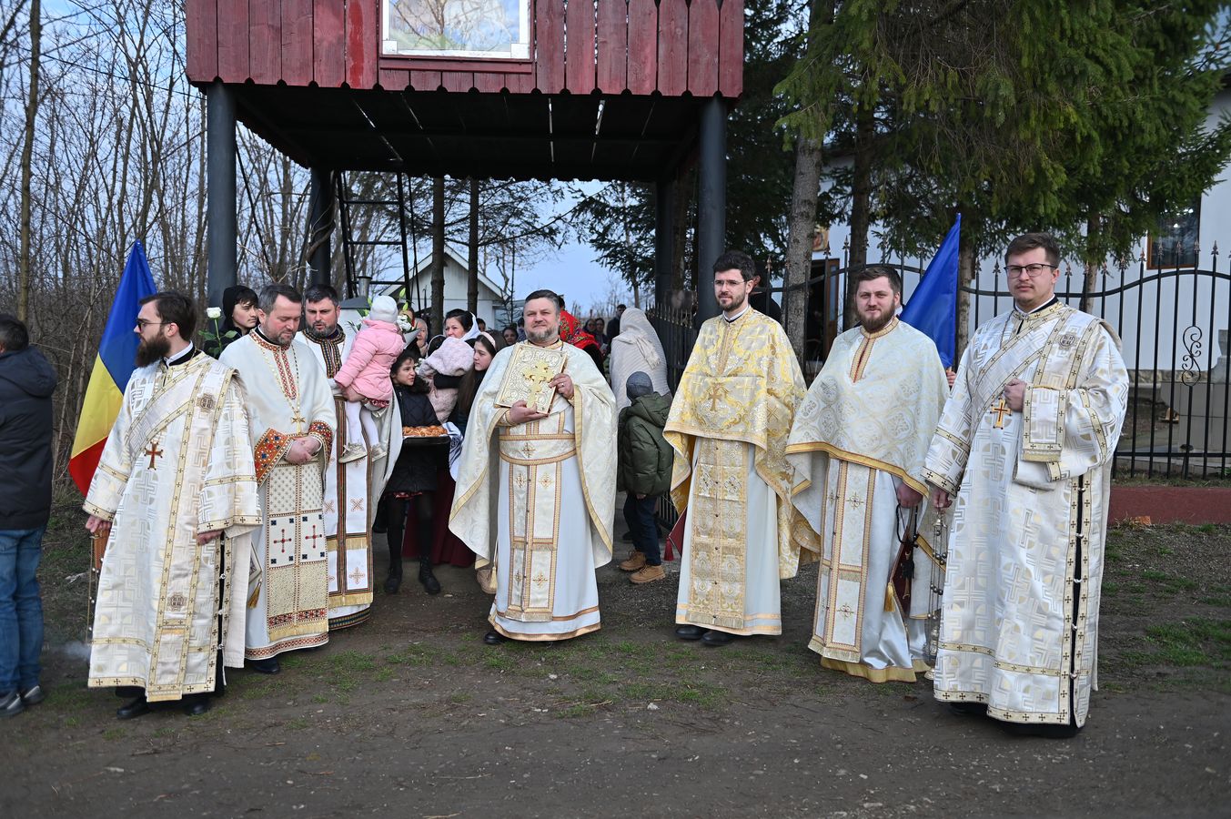 preoți la întâmpinarea ierarhului