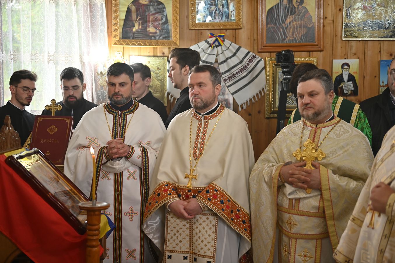 preoți la Sfânta Liturghie