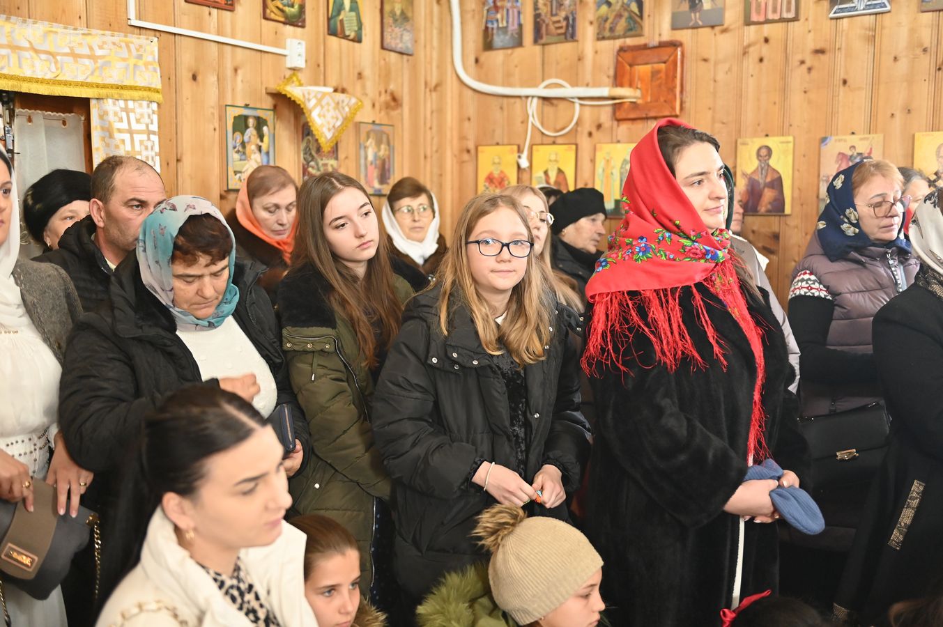 credincioși la Sfânta Liturghie
