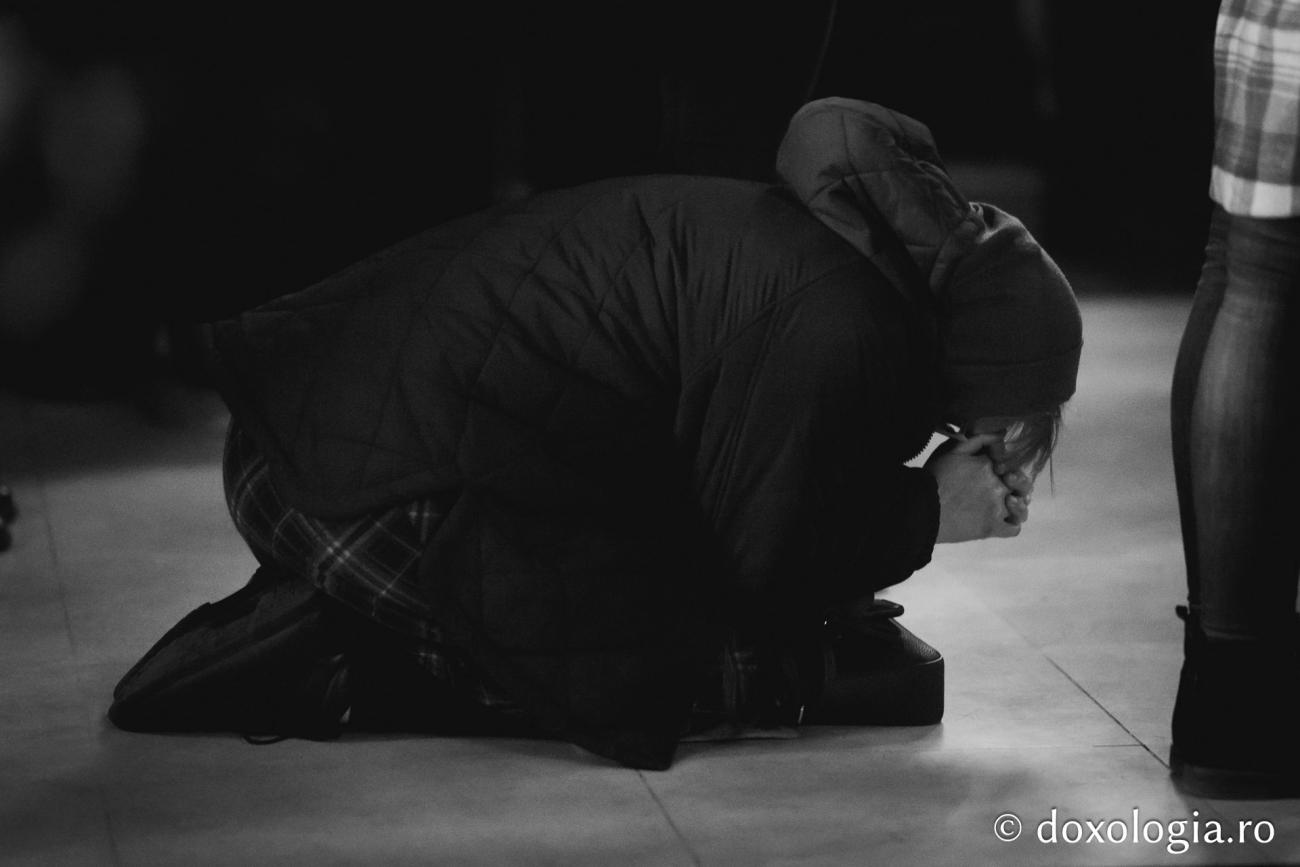 femeie în genunchi în Biserică