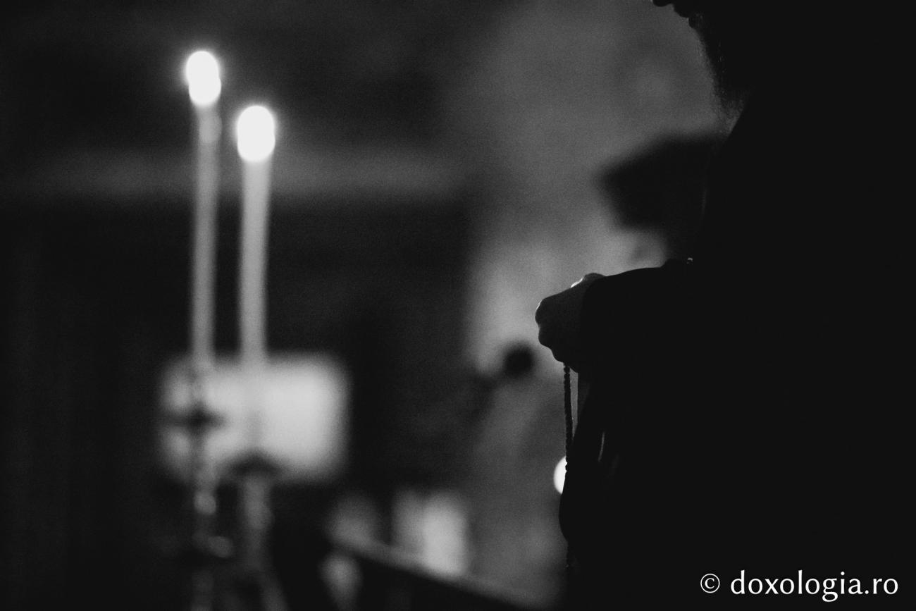 „Miluiește-mă, Dumnezeule, miluiește-mă!” / Foto: Oana Nechifor călugăr la Canonul cel Mare
