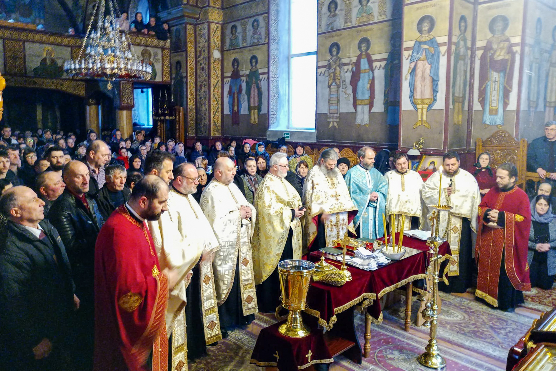 credincioși participând la slujbă