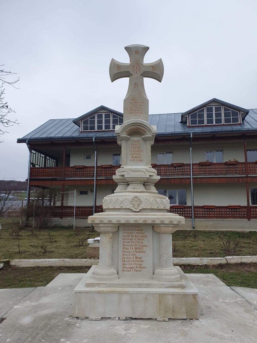 Monument ridicat în memoria eroilor din Vlădiceni