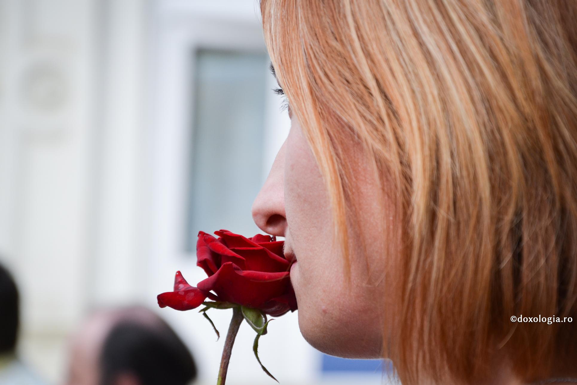 Femeile sunt ființe plăpânde, dar cu suflet mare, plin de delicatețe și gingășie / Foto: Oana Nechifor femeie mirosind trandafirul