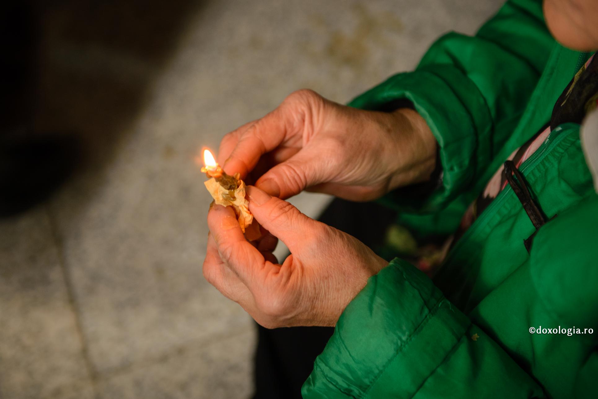 „Lumina lui Hristos luminează tuturor” / Foto: Oana Nechifor om cu o lumânare în mână