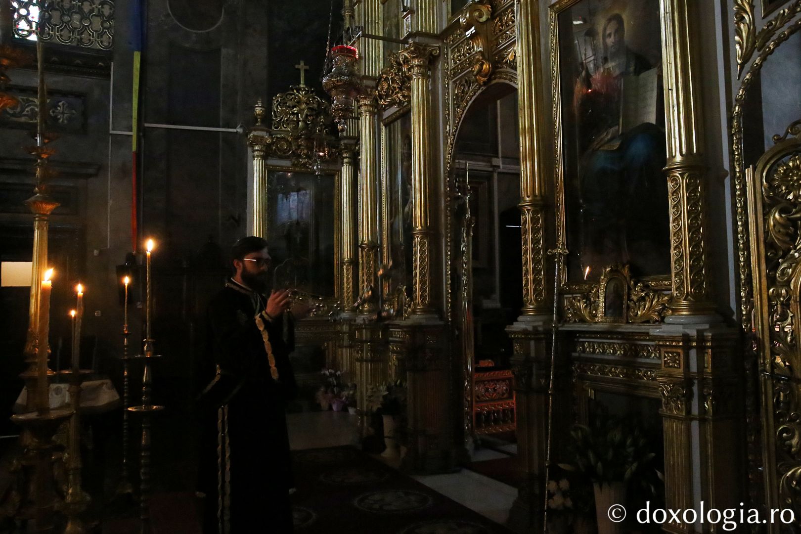 diacon cătind icoana Mântuitorului Hristos