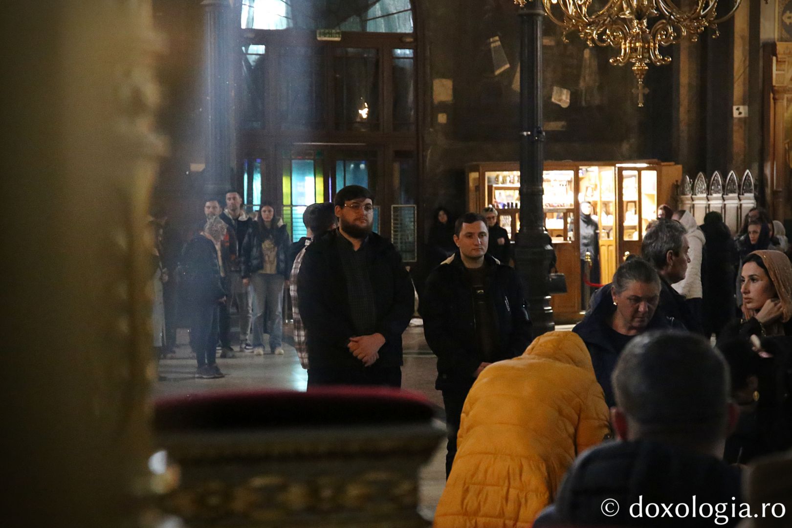 Credincioși la Sfânta Liturghie