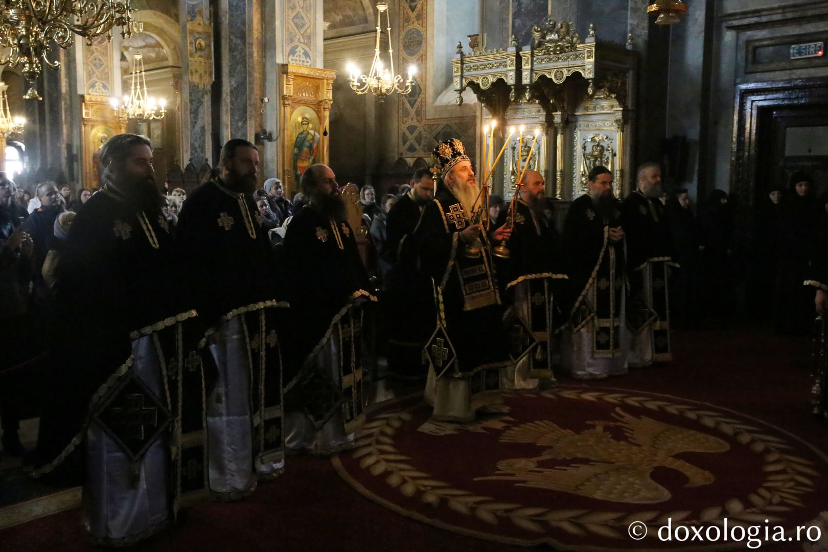 IPS Teofan săvârșind Sfânta Liturghie la Catedrala Mitropolitană