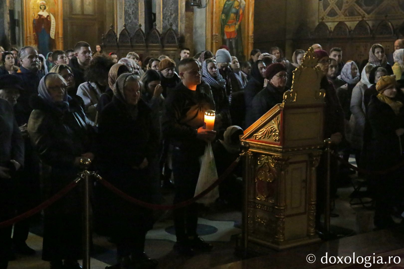 Credincioși la Sfânta Liturghie