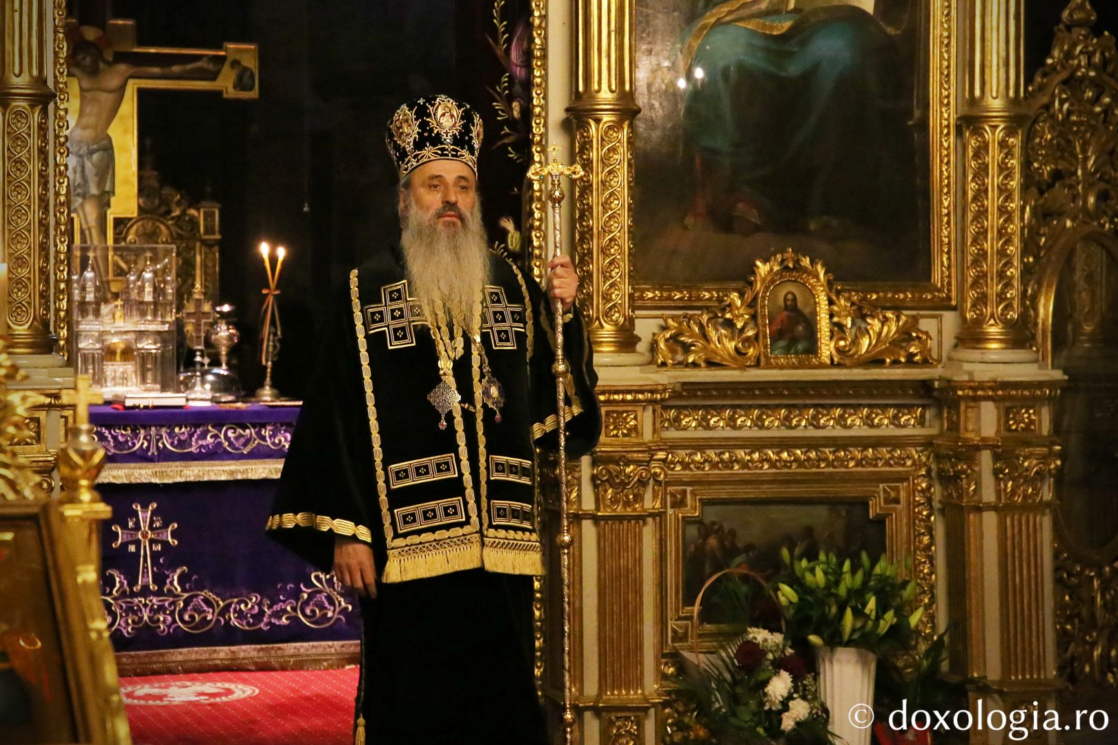 IPS Teofan săvârșind Sfânta Liturghie la Catedrala Mitropolitană