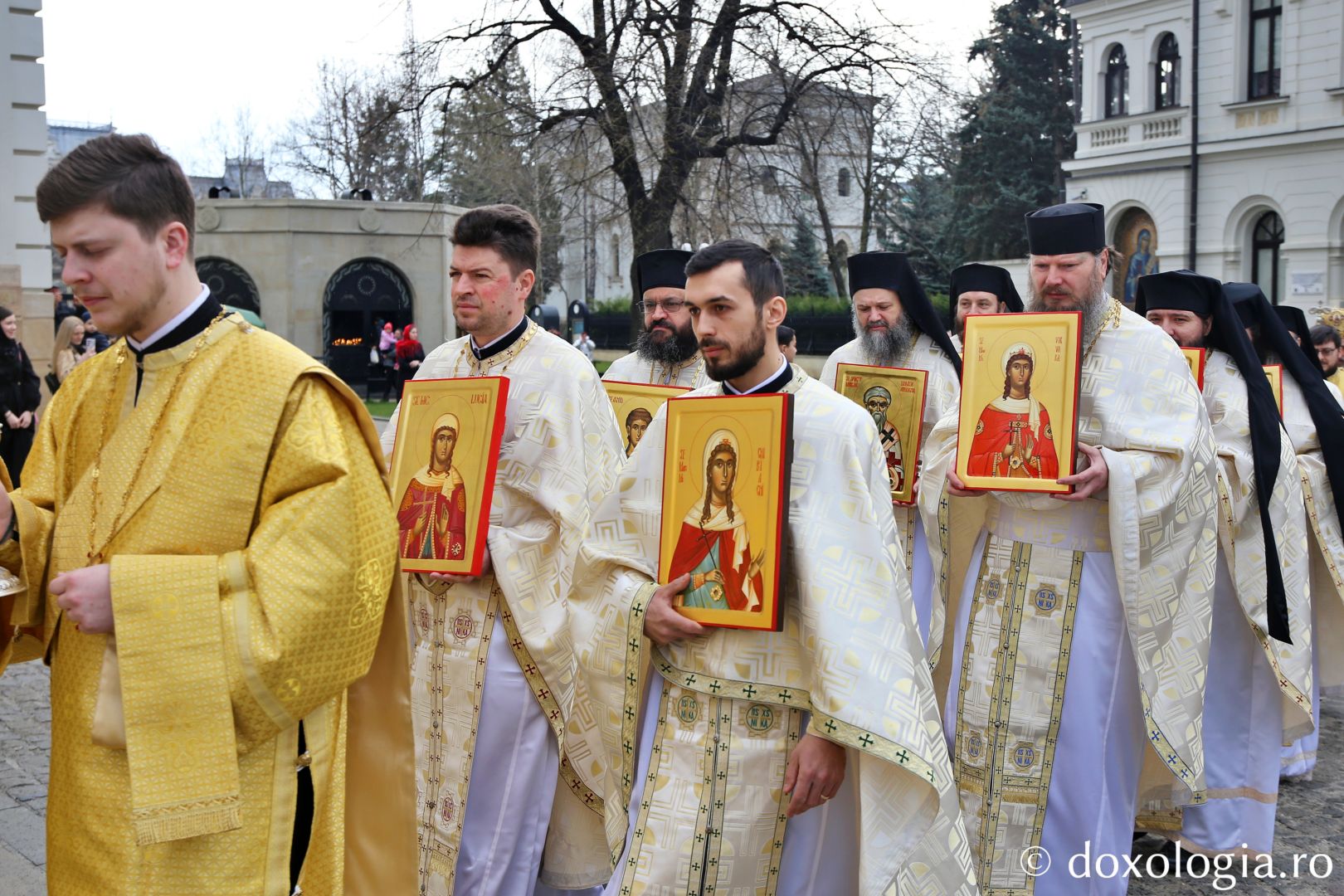 Procesiune cu sfintele icoane
