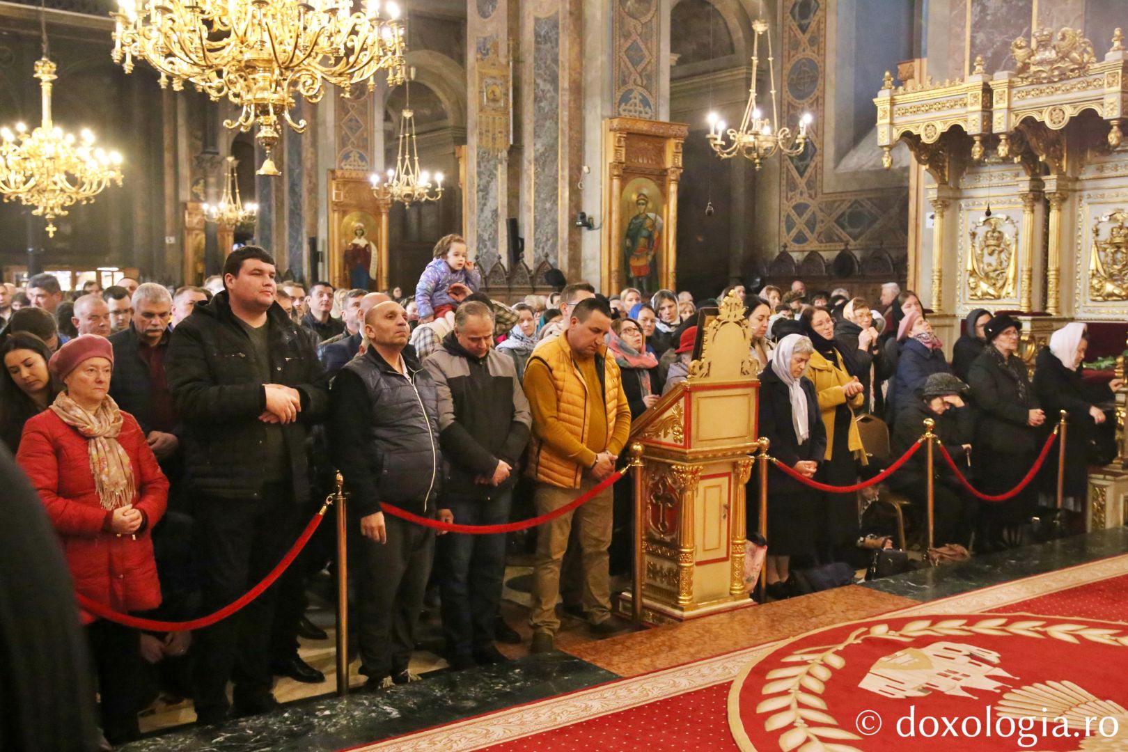 credincioși la Sfânta Liturghie