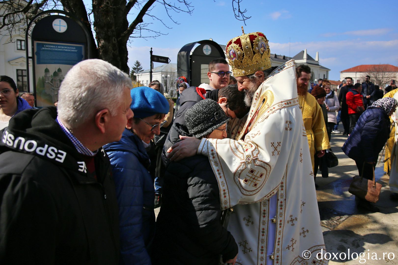 PS Nichifor Botoșăneanul binecuvântând credincioșii la Catedrala Mitropolitană