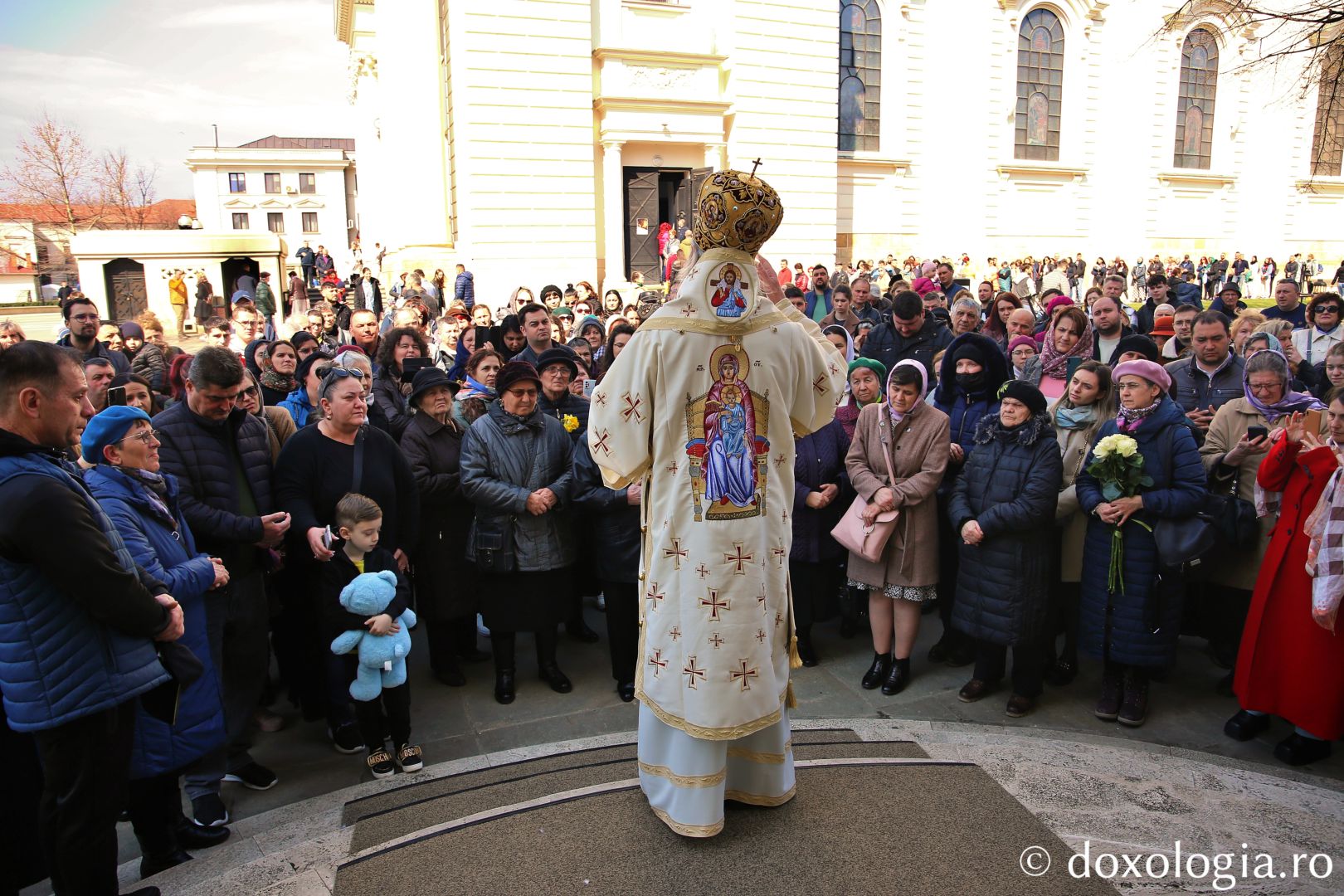 Înaltpreasfințitul Părinte Teofan, Mitropolitul Moldovei și Bucovinei, predicând la Catedrală