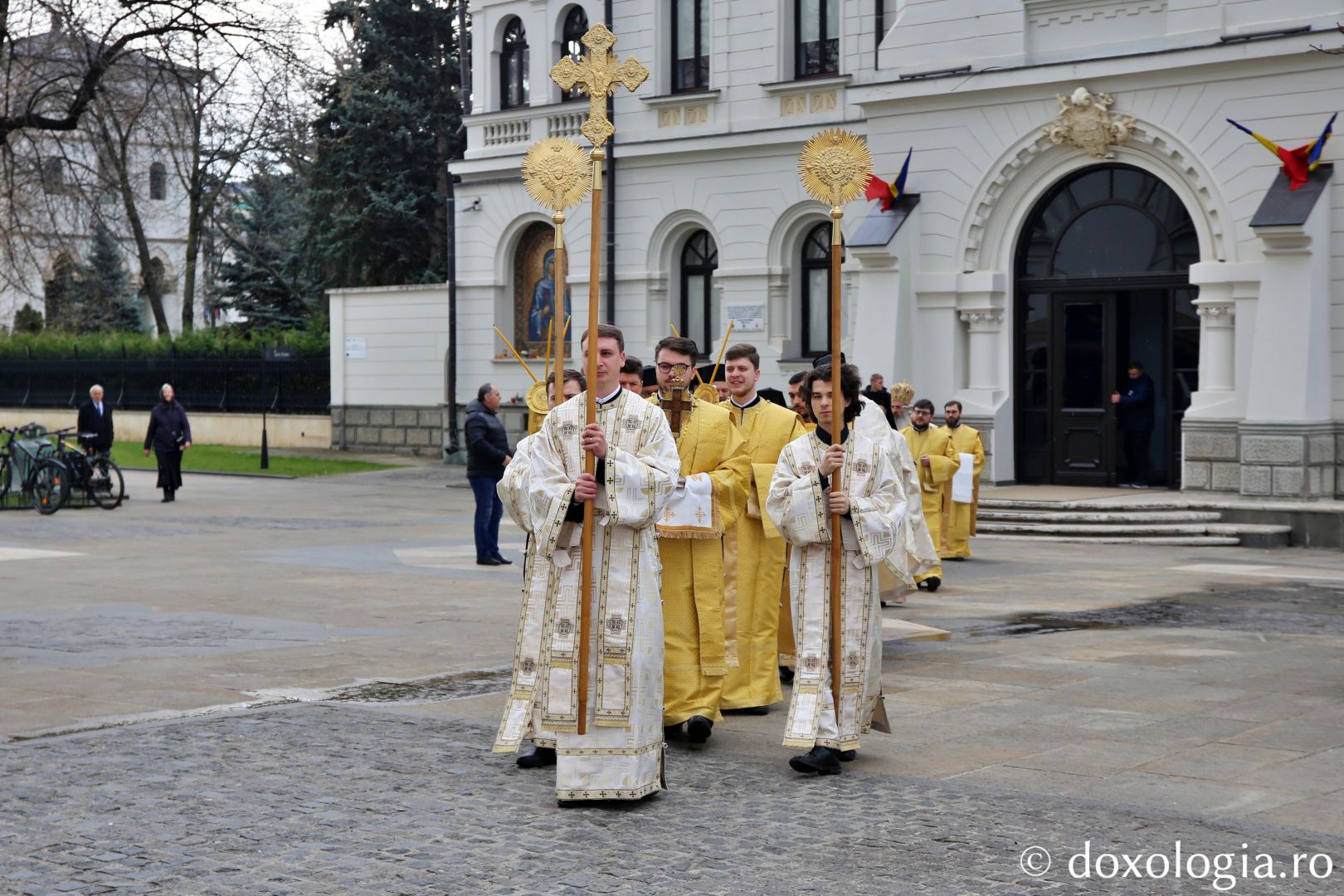 Procesiune cu sfintele icoane