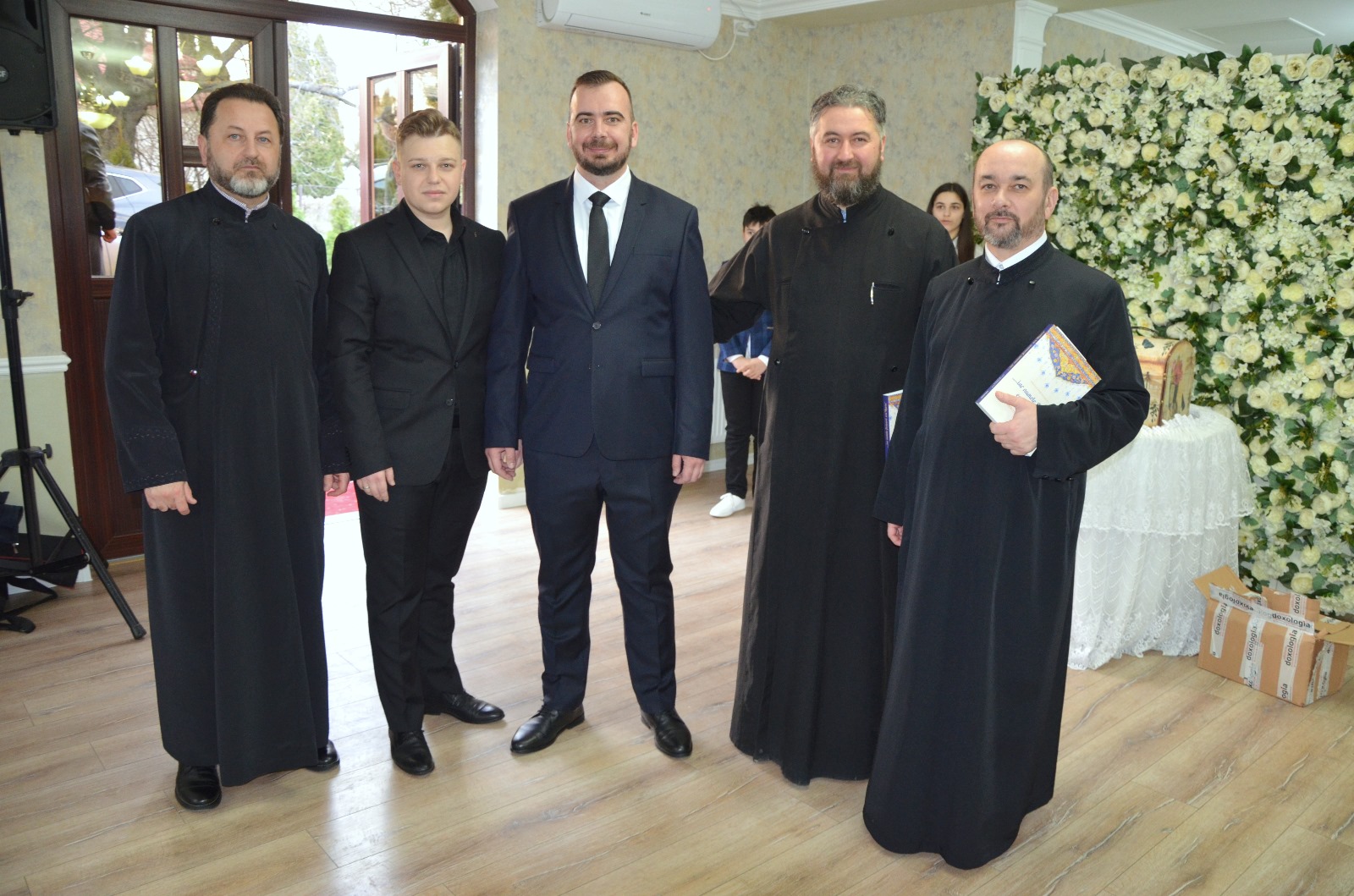 grup preoți lansare carte Maica Domnului