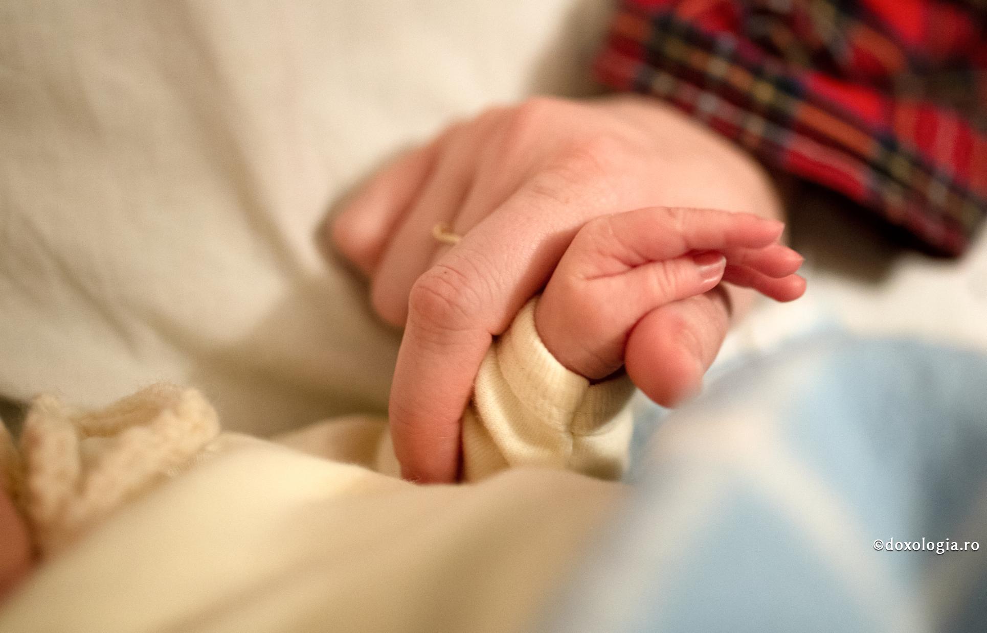 mana de copil si de mama