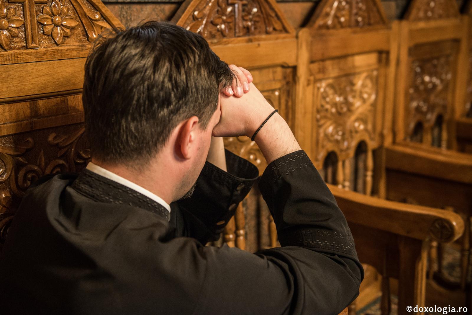 preot care se roagă